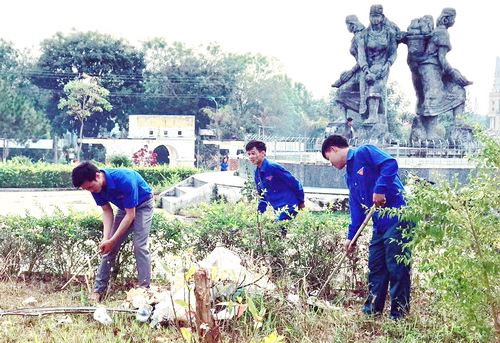 Đoàn viên thanh niên ra quân dọn dẹp vệ sinh môi trường